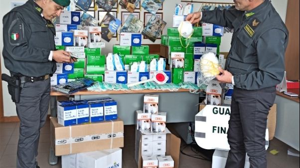 Mascherina a 35 euro, sequestrate 7mila Mascherina a 35 euro, sequestrate 7mila