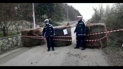 Paese blocca accessi con balle fieno Paese blocca accessi con balle fieno