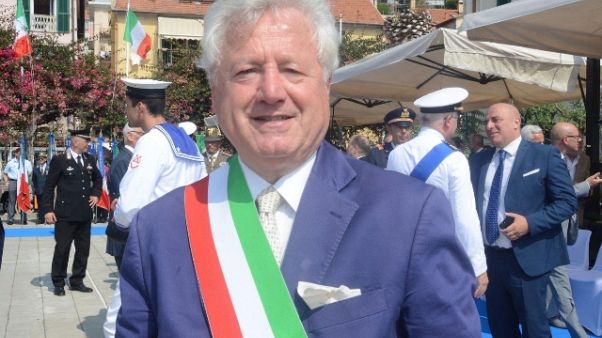 Sindaco, stracci mascherine da P.civile Sindaco, stracci mascherine da P.civile