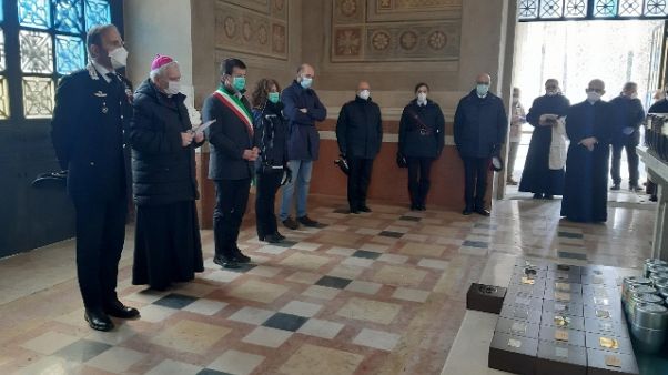 Bergamo, sindaco Gori accoglie 113 urne Bergamo, sindaco Gori accoglie 113 urne