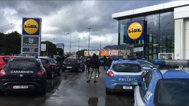 Riempiono carrelli e tentano fuga,panico Riempiono carrelli e tentano fuga,panico