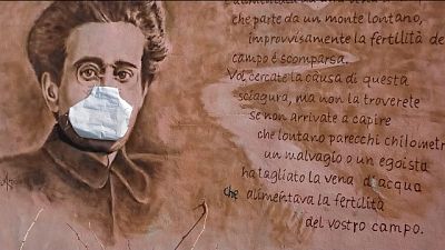 Gramsci con mascherina nel murale Gramsci con mascherina nel murale