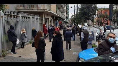"Folla in Poste Napoli per la pensione"