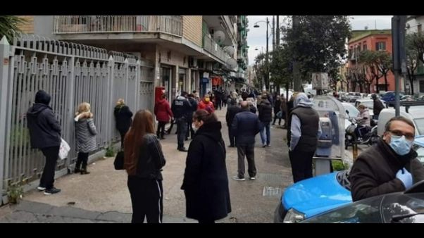 "Folla in Poste Napoli per la pensione" "Folla in Poste Napoli per la pensione"