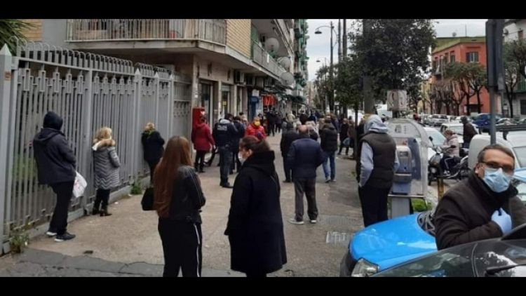 "Folla in Poste Napoli per la pensione"