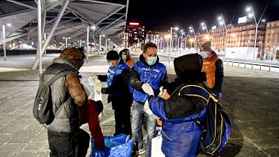 Homeless Napoli senza cibo e multati Homeless Napoli senza cibo e multati