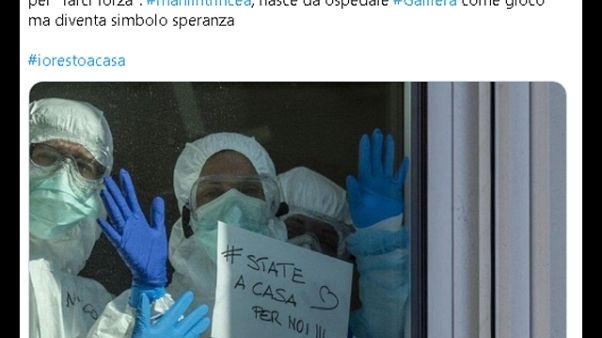 Infermieri, foto a mani per farsi forza Infermieri, foto a mani per farsi forza
