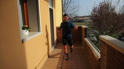 Corre 100 chilometri sul balcone di casa