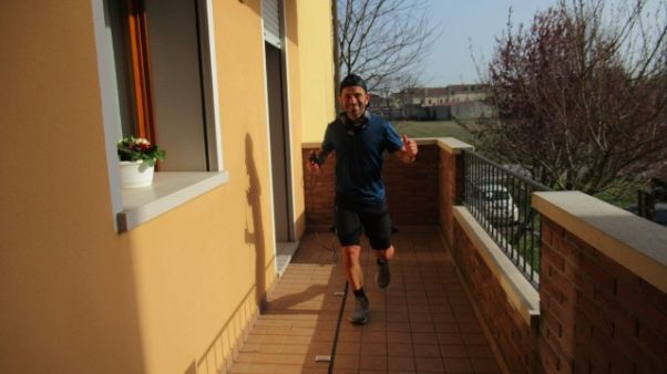 Corre 100 chilometri sul balcone di casa Corre 100 chilometri sul balcone di casa