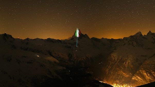 Tricolore su Cervino, omaggio Svizzera Tricolore su Cervino, omaggio Svizzera