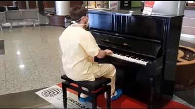 Medico pianista suona Queen in ospedale Medico pianista suona Queen in ospedale