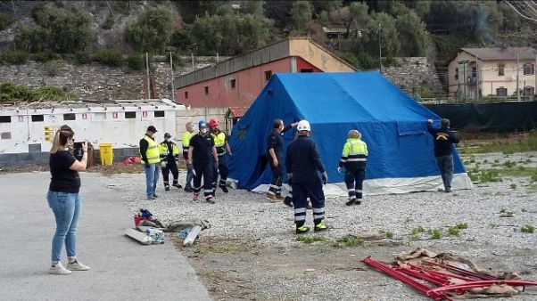 Clochard positivo, tenda isola famiglia Clochard positivo, tenda isola famiglia