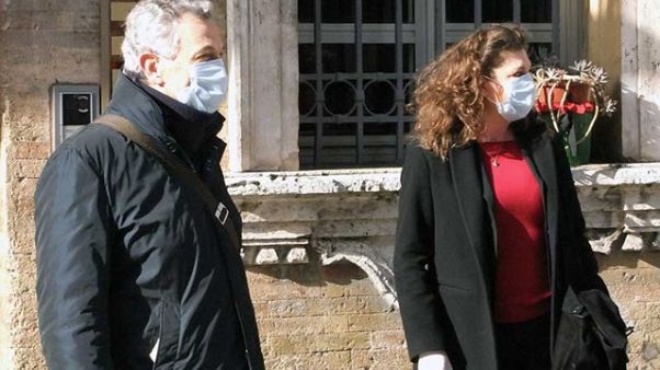 Recanati, sindaco consegna mascherine Recanati, sindaco consegna mascherine