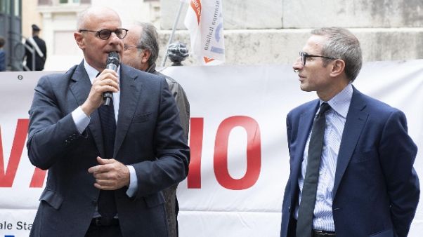 Rampelli toglie bandiera Ue da su studio Rampelli toglie bandiera Ue da su studio