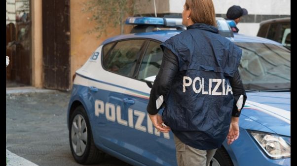Spari su saracinesca kebab a Livorno Spari su saracinesca kebab a Livorno