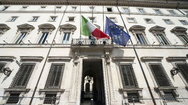 P.Chigi,bandiere a mezz'asta per lutto P.Chigi,bandiere a mezz'asta per lutto