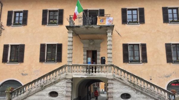 Coronavirus: sindaco ammaina bandiera Ue, non ci aiuta Coronavirus: sindaco ammaina bandiera Ue, non ci aiuta