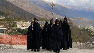 Monaci Norcia pregano per "liberazione"