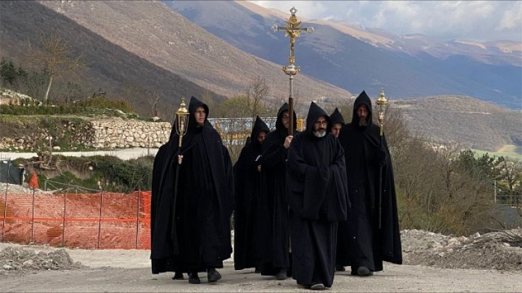 Monaci Norcia pregano per "liberazione"