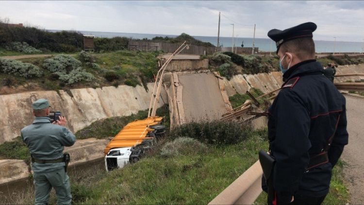 Crolla ponte in Sulcis, illese 2 persone