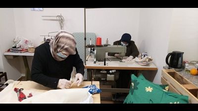 Migranti Locride cuciono mascherine Migranti Locride cuciono mascherine