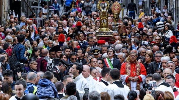 Napoli, verso stop processione S.Gennaro Napoli, verso stop processione S.Gennaro