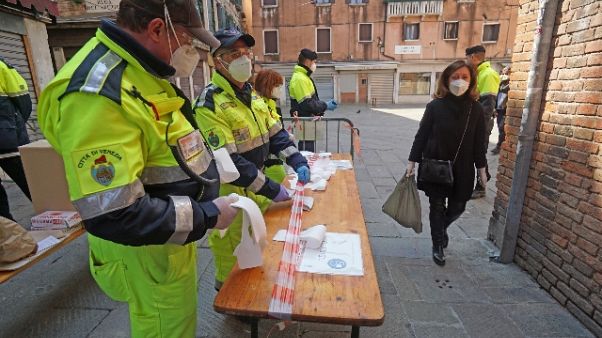 Coronavirus: Venezia, transenne mercato Coronavirus: Venezia, transenne mercato