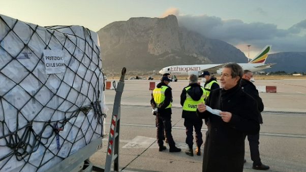 Coronavirus: a Palermo aereo da Cina Coronavirus: a Palermo aereo da Cina