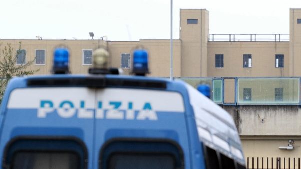 Asserragliati in carcere nel Casertano Asserragliati in carcere nel Casertano
