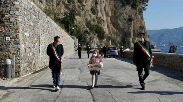 Sindaci e bimba su strada ricostruita Sindaci e bimba su strada ricostruita