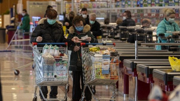 Coronavirus:fa spesa 11volte in 1 giorno Coronavirus:fa spesa 11volte in 1 giorno