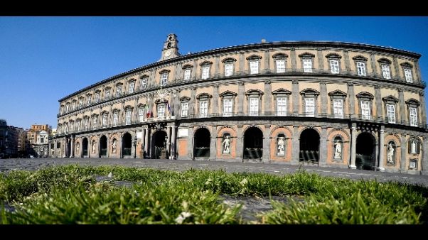 Napoli,a piazza Plebiscito cresce l'erba Napoli,a piazza Plebiscito cresce l'erba
