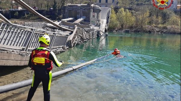 Crollo ponte su Magra,aperte 3 inchieste Crollo ponte su Magra,aperte 3 inchieste