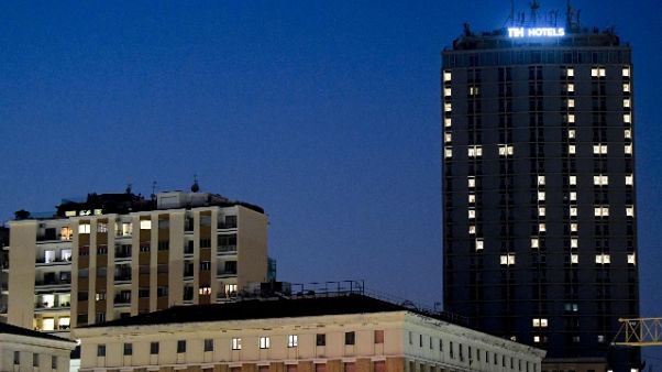 Hotel lancia messaggi speranza con luce Hotel lancia messaggi speranza con luce