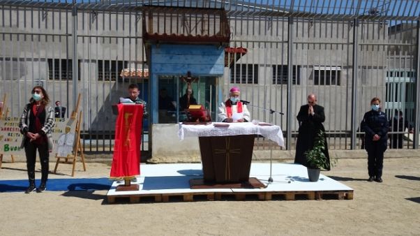 Via Crucis vescovo Catanzaro in carcere Via Crucis vescovo Catanzaro in carcere