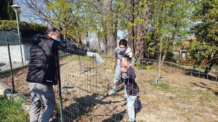 Ricci consegna mascherine porta a porta