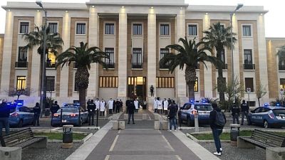 Polizia 'suona'Silenzio davanti ospedale Polizia 'suona'Silenzio davanti ospedale