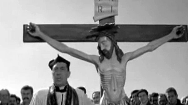 Cristo di don Camillo in via crucis Cristo di don Camillo in via crucis