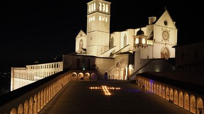 Croce di luce davanti a Basilica Assisi Croce di luce davanti a Basilica Assisi