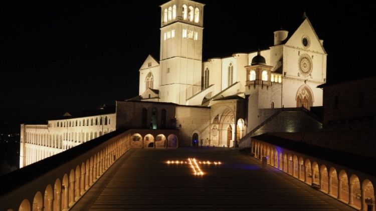 Croce di luce davanti a Basilica Assisi