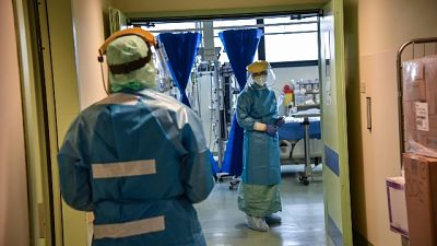 In Lombardia salgono contagi, +273 morti In Lombardia salgono contagi, +273 morti
