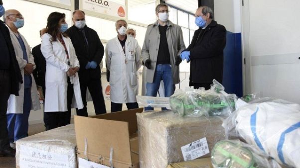 Papa dona dispositivi a ospedale Locri Papa dona dispositivi a ospedale Locri