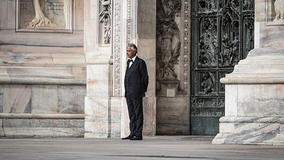 Bocelli canta in una Milano deserta Bocelli canta in una Milano deserta