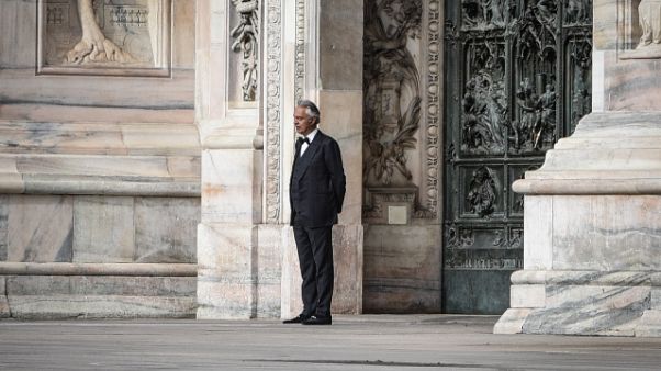 Bocelli canta in una Milano deserta Bocelli canta in una Milano deserta