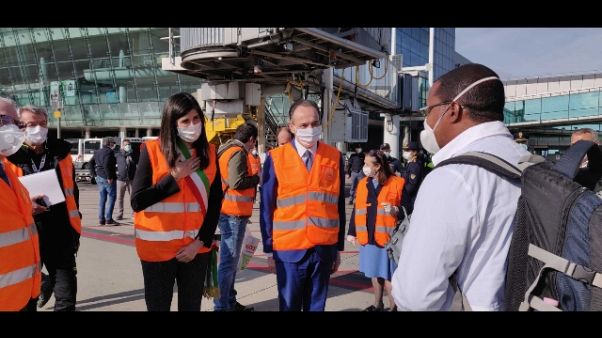 Coronavirus: sanitari 'Brigada' cubana atterrati a Torino Coronavirus: sanitari 'Brigada' cubana atterrati a Torino
