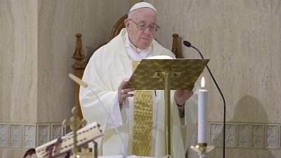 Papa prega per anziani soli e impauriti Papa prega per anziani soli e impauriti
