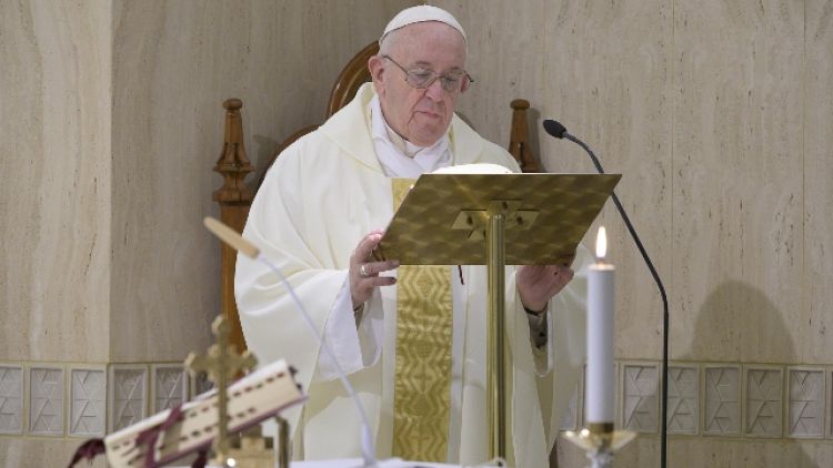 Papa prega per anziani soli e impauriti