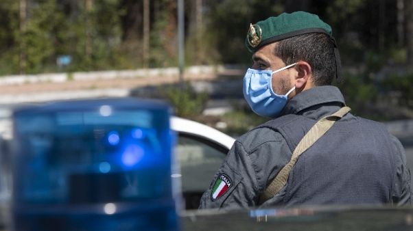Abbigliamento contraffatto, sequestrati 50mila capi Abbigliamento contraffatto, sequestrati 50mila capi