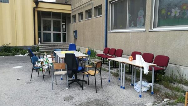 Entrano in scuola e fanno grigliata Entrano in scuola e fanno grigliata