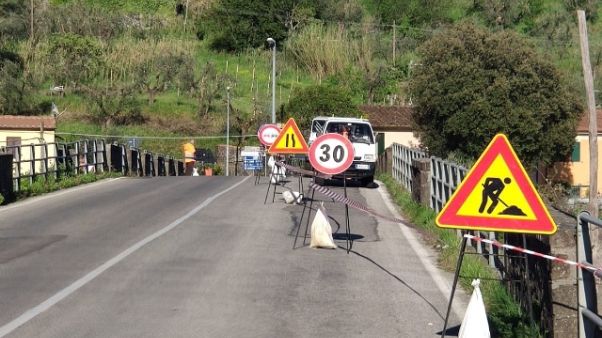 Chiuso ponte a Pistoia, pilone lesionato Chiuso ponte a Pistoia, pilone lesionato